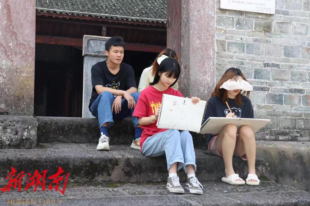 最美崀山迎来300名师生写意创作_邵阳头条网